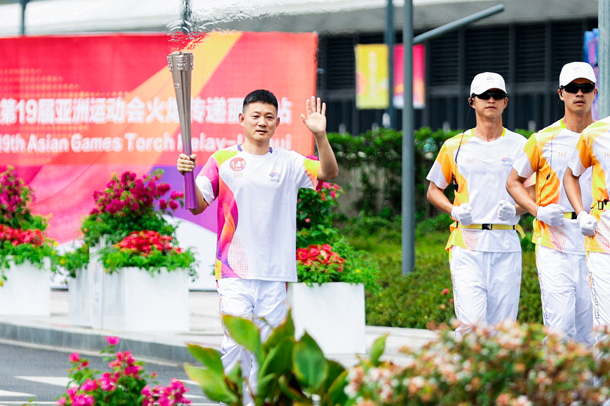 雅迪科技集团全球营销与服务总裁王家中参加杭州亚运会火炬接力。受访者供图