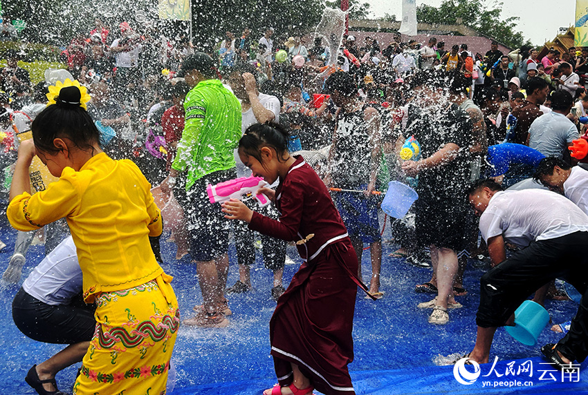 泼水节期间，云南省德宏傣族景颇族自治州芒市广场成为一片欢乐的海洋。记者 刘怡摄